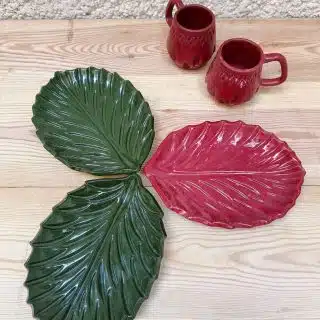 طبق خزف يدوي ورق شجرة.