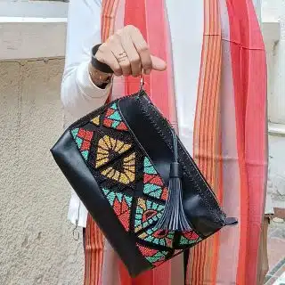 شنطة جلد بيد امامية تطريز خرز .