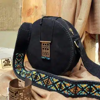 شنطه جلد مستديره تطريز خرز علي اليد .