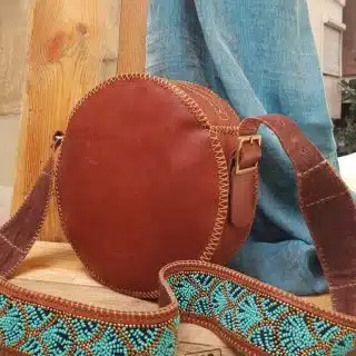 شنطه جلد مستديره تطريز خرز علي اليد .