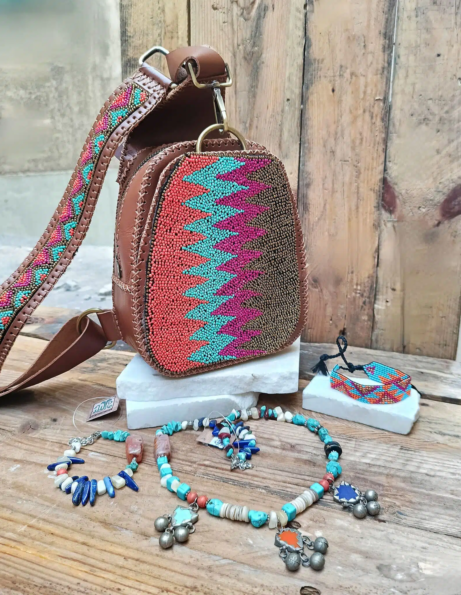 شنطة جلد طبيعي كتف كروس نول فرنسى. 1 شنطة جلد طبيعي كتف كروس نول فرنسى.