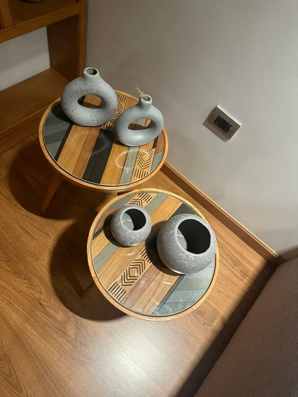 Rounded side table groove 3 1266d901 4fac 4a35 80ba 8f6ff180ed7e