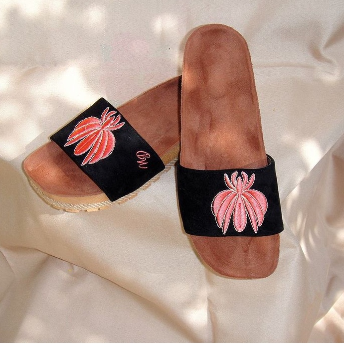 Black bee slipper 2 12 09 2022 10 08 46