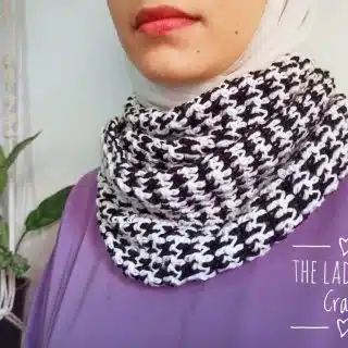 Houndstooth infinity scarf 🖤