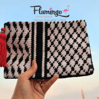 كلاتش برسمة الكوفيه الفلسطينيه من الامام و كلمة صامدون من الخلف