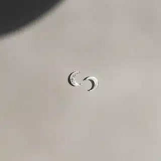 small cersentstud [in pair]