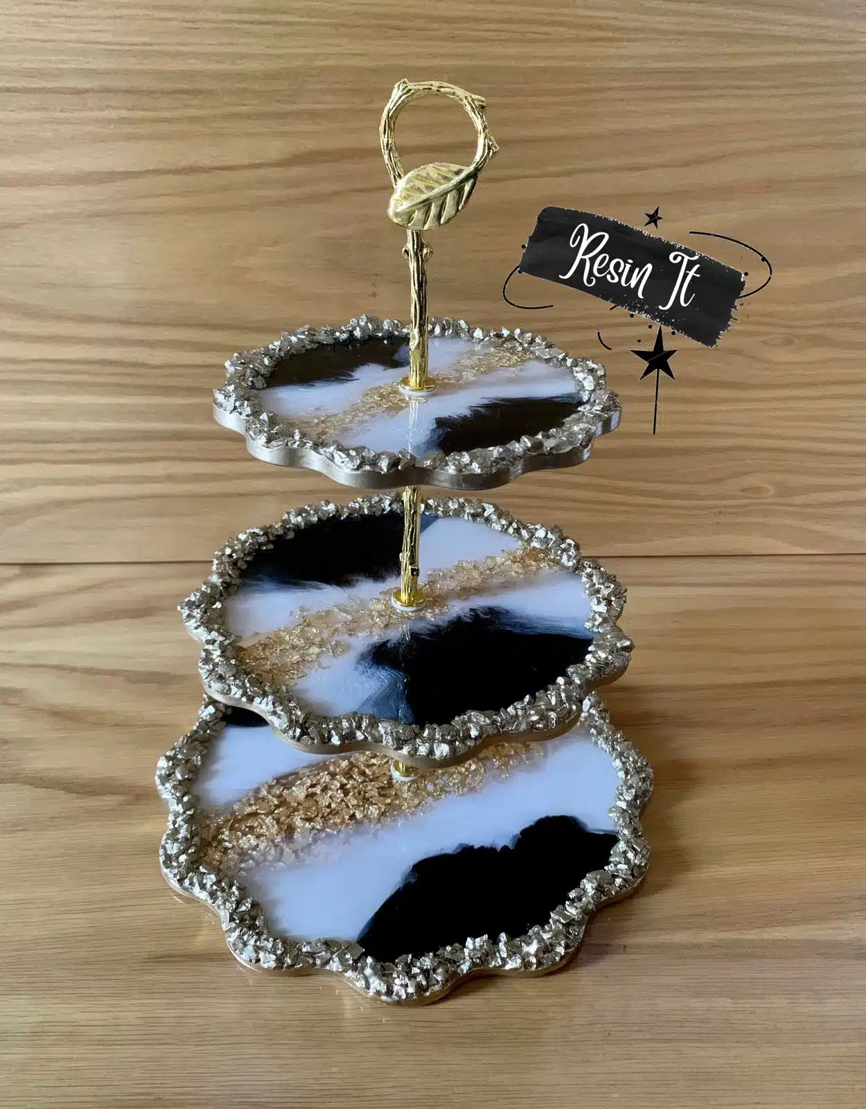 Set of resin cake stand with trays 2 1e31df47 9bae 4b42 87ab 42f22939c720