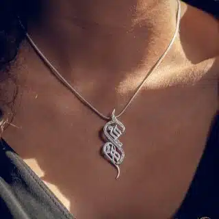 قلادة (جميلة)