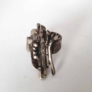 Hammered concave bars ring
