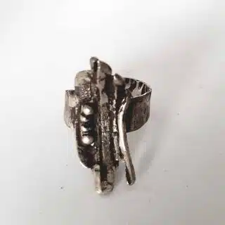 Hammered concave bars ring