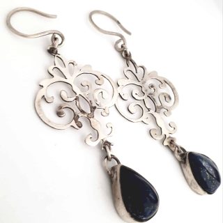 Folkloric sterling silver earring with teardrop lapis lazuli