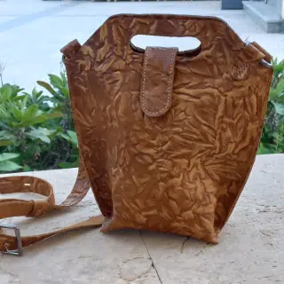 شنطة جلد مطبوع