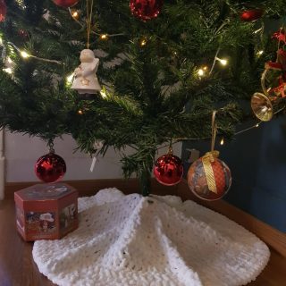 Snowy Christmas tree skirt