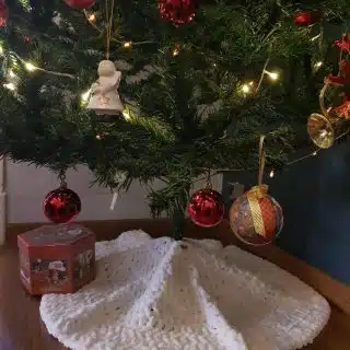 Snowy Christmas tree skirt