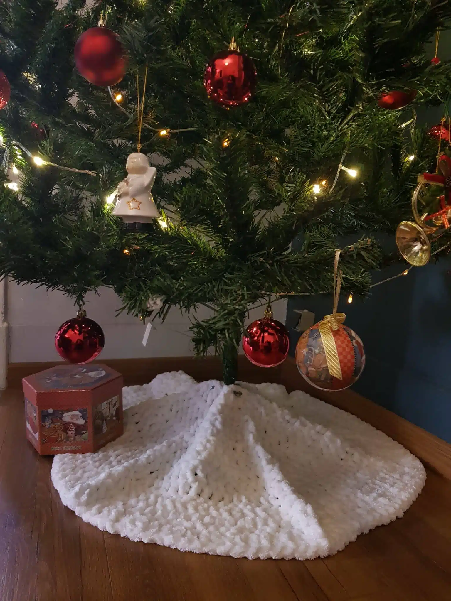 Snowy Christmas tree skirt 1 Snowy Christmas tree skirt