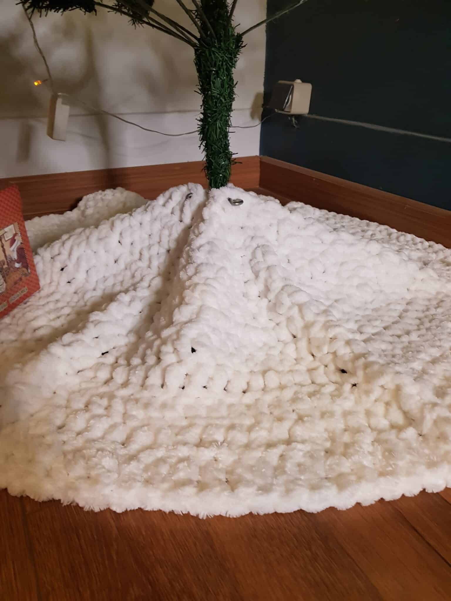Snowy Christmas tree skirt 3 20221201 125739 scaled