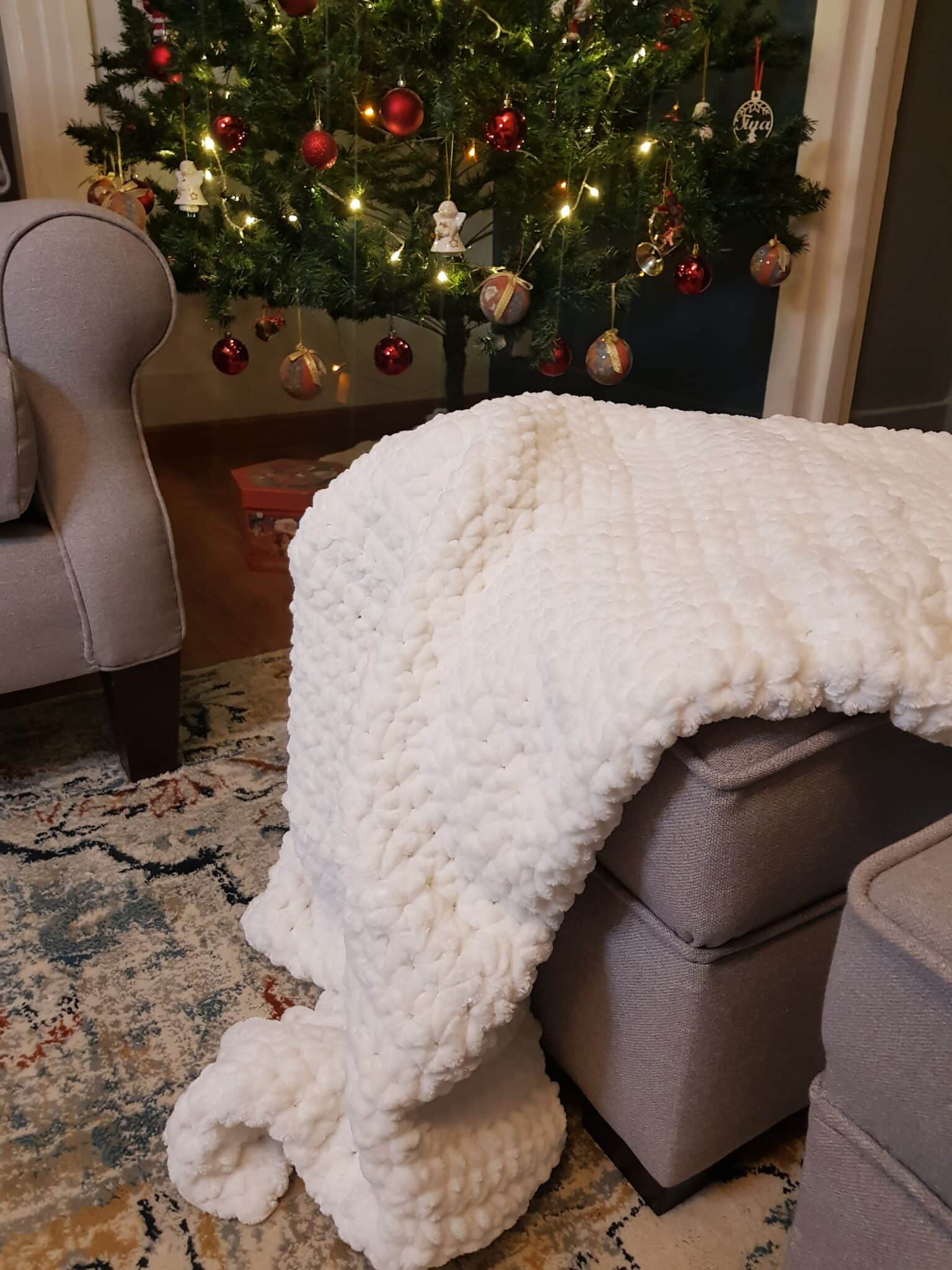 White throw blanket 2 20221204 194529 scaled