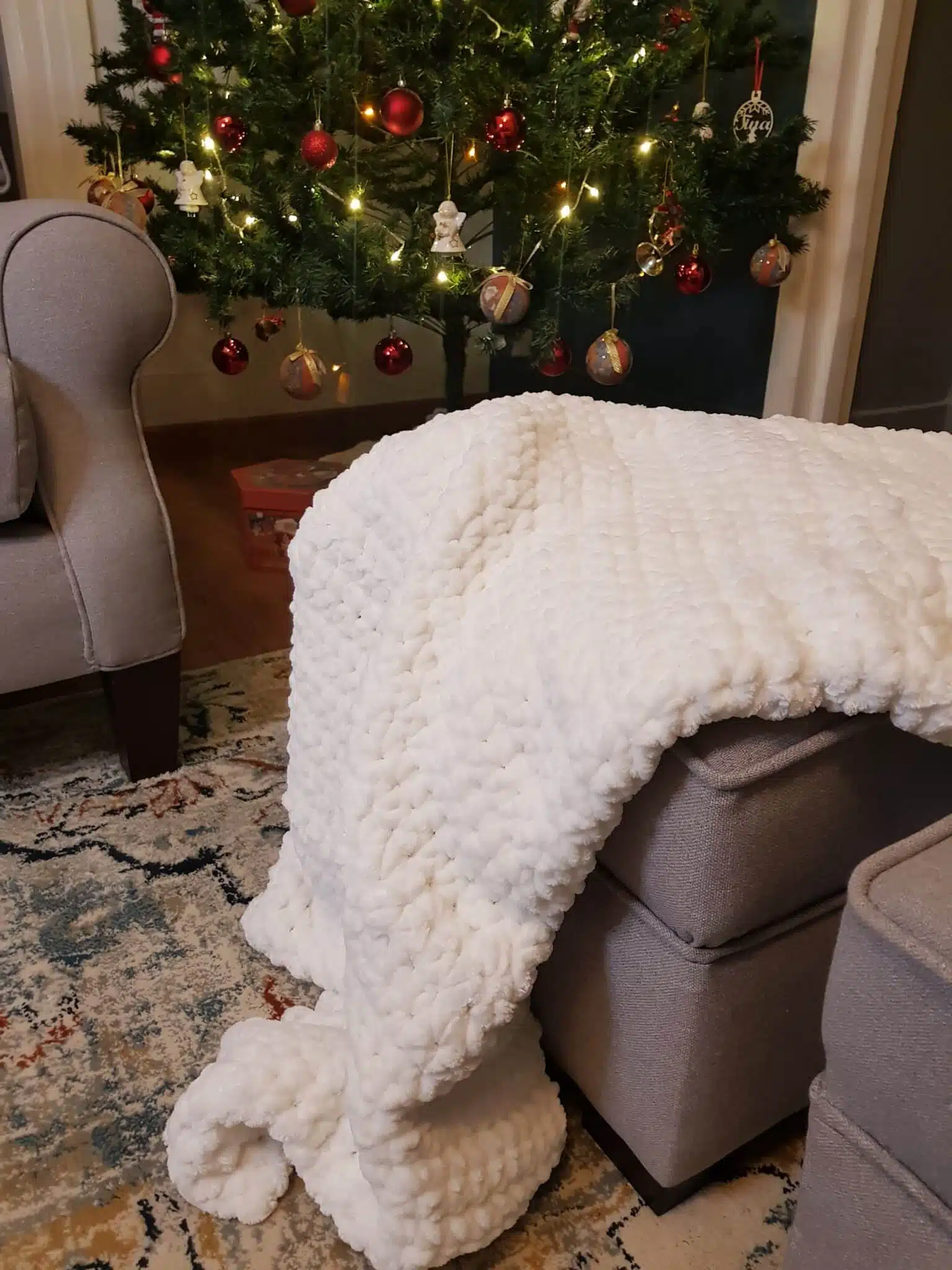 White throw blanket 2 20221204 194529 scaled