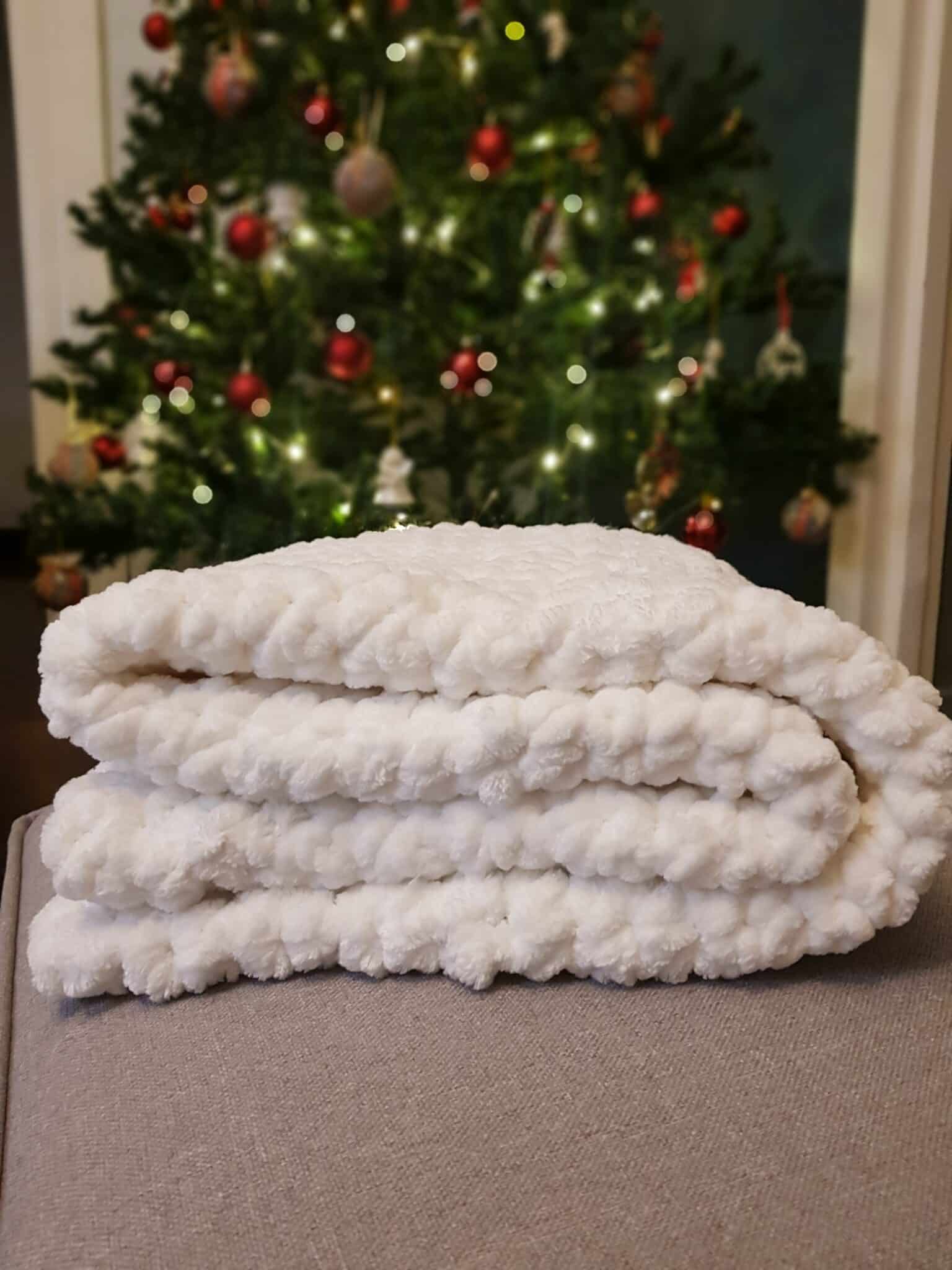 White throw blanket 3 20221204 194927 scaled