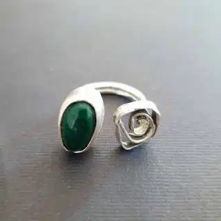 Two ended ring with cabochon and flower