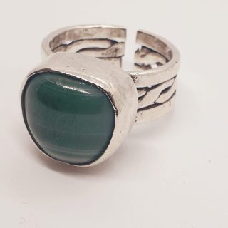 Middle braid ring with irregular stone