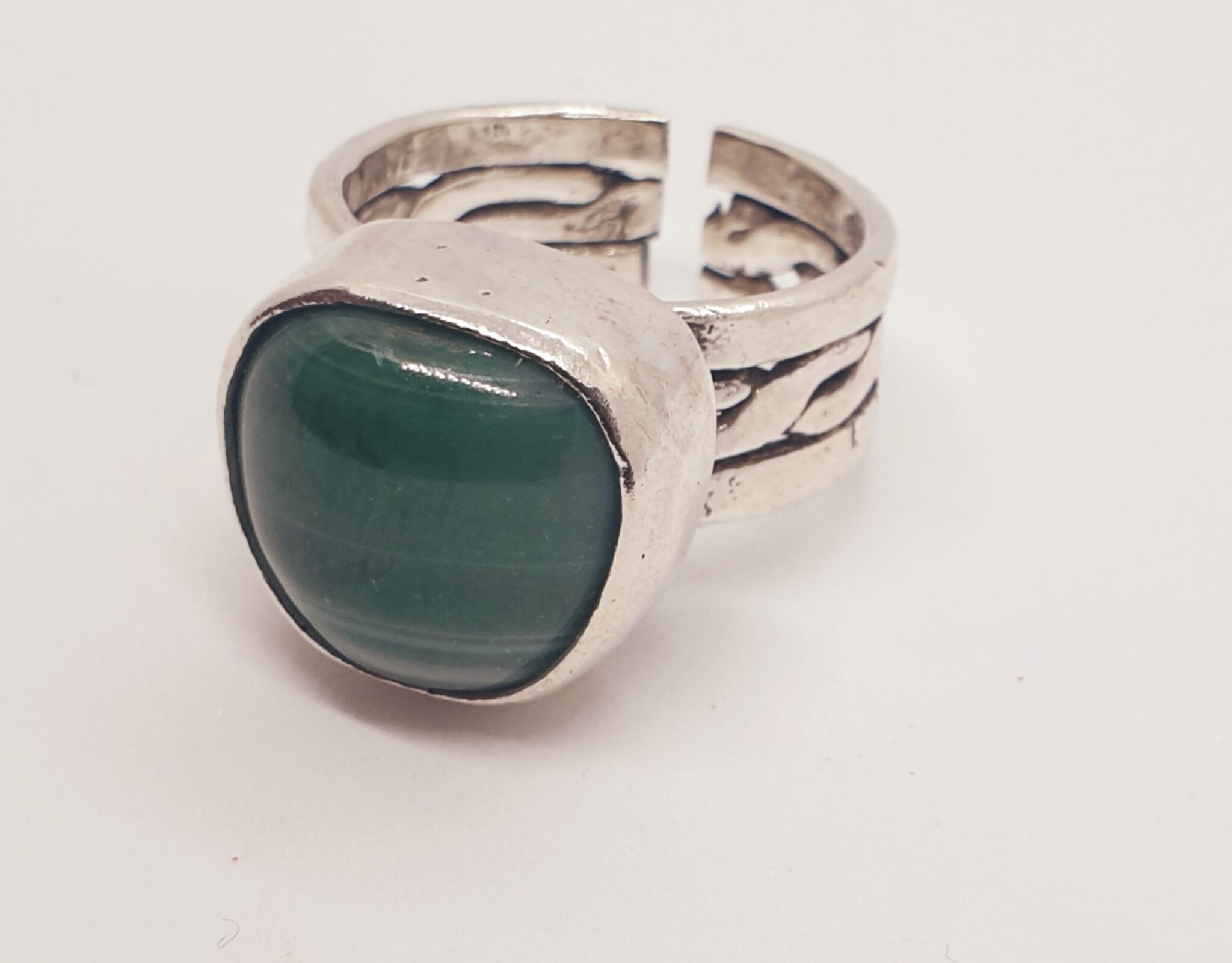 Middle braid ring with irregular stone 1 Middle braid ring with irregular stone