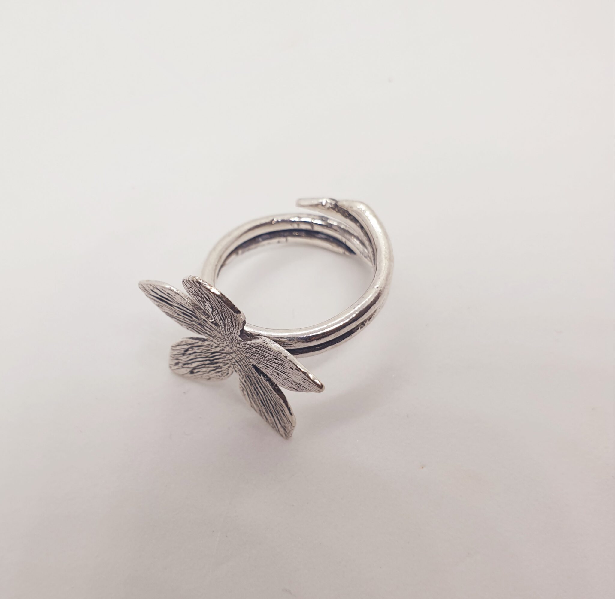 Textured flower double wire ring 2 20230309 130248 scaled