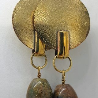Circular textured earring with dangling agate