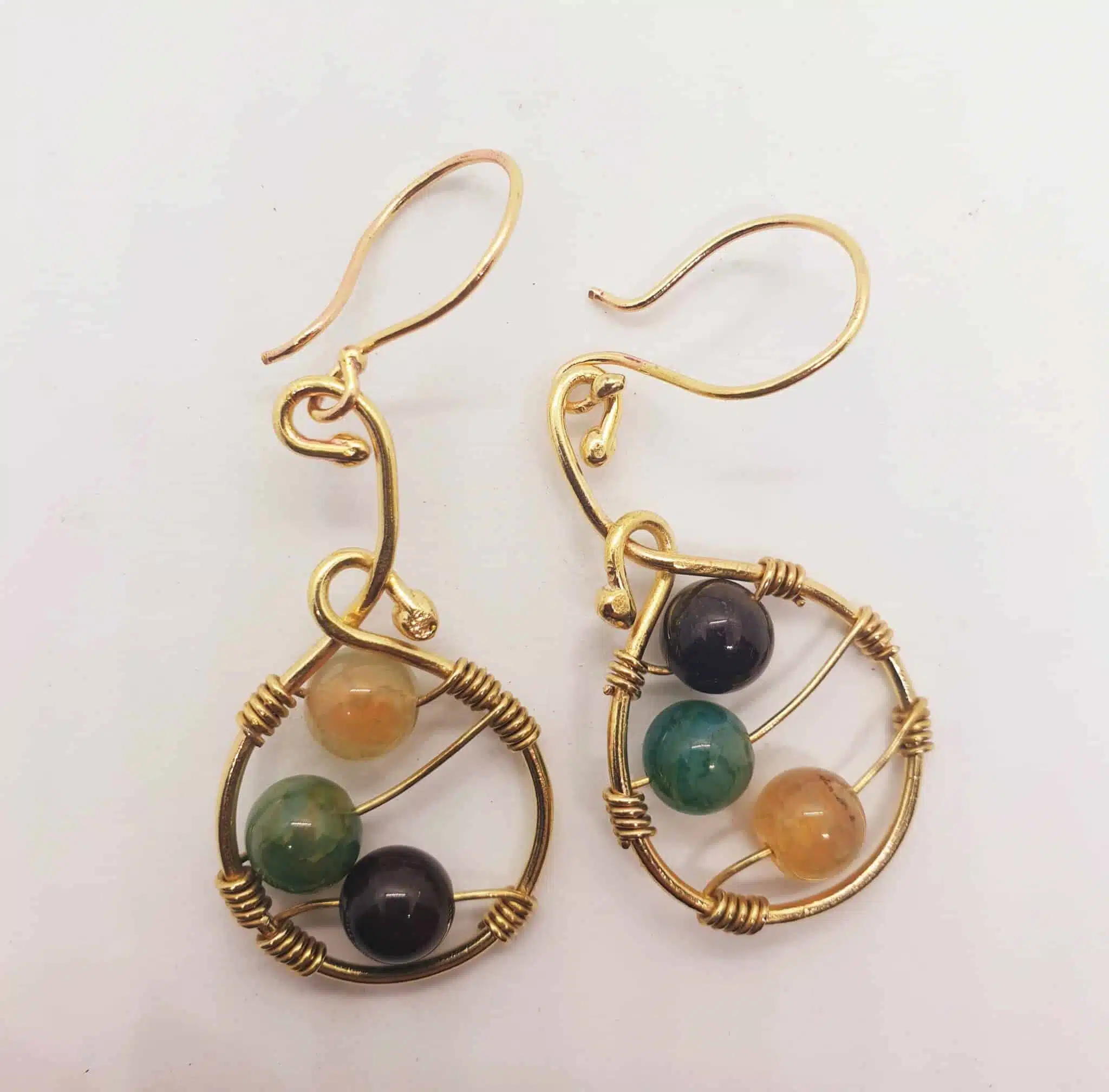 Intertwined brass wire earring with agates 1 Intertwined brass wire earring with agates