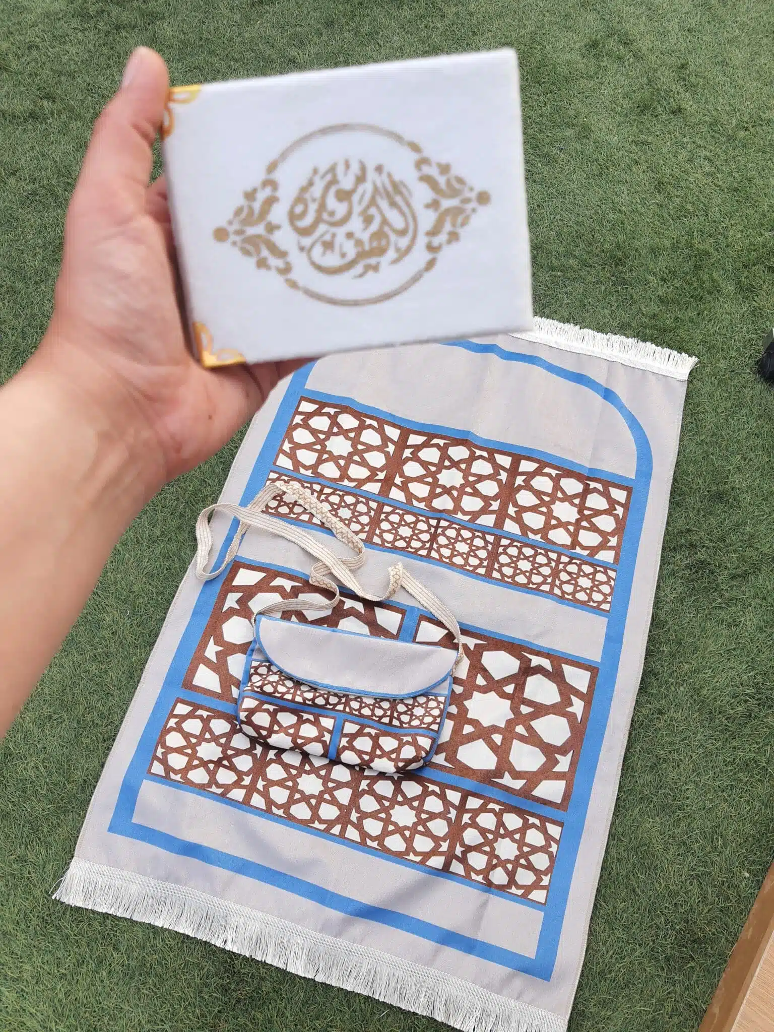 سجاده قطيفه مقاس ١٠٠سم ف ٨٠ سم بشنطه كروس 1 سجاده قطيفه مقاس ١٠٠سم ف ٨٠ سم بشنطه كروس