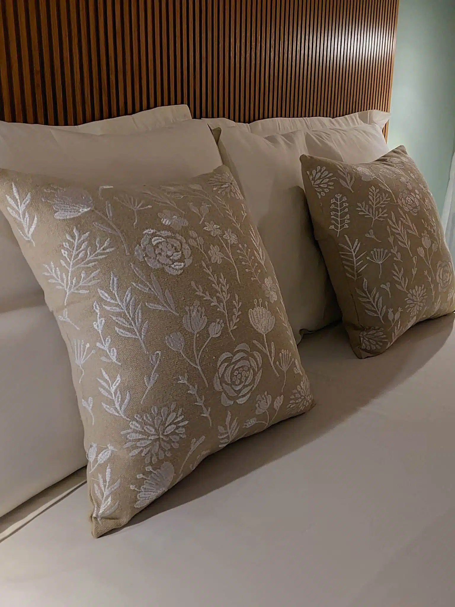 White flowers cushion cover 3 20240605 151256 scaled