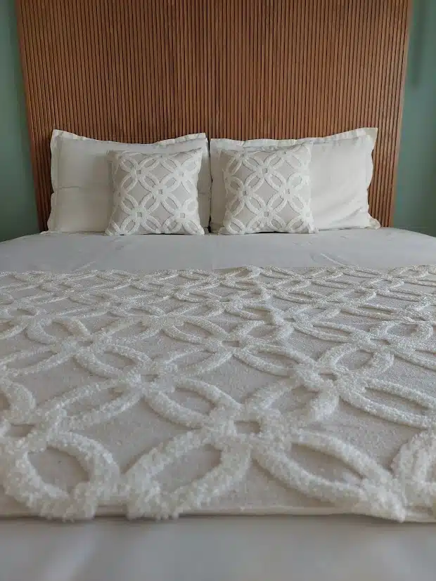 Royal White Bed Runner 2 20240605 155533