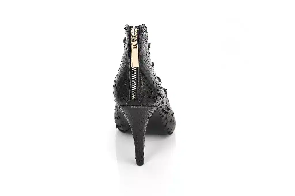 Black Python chain stiletto 2 32l2a1ai6yjfm83nda71k69g8j3f