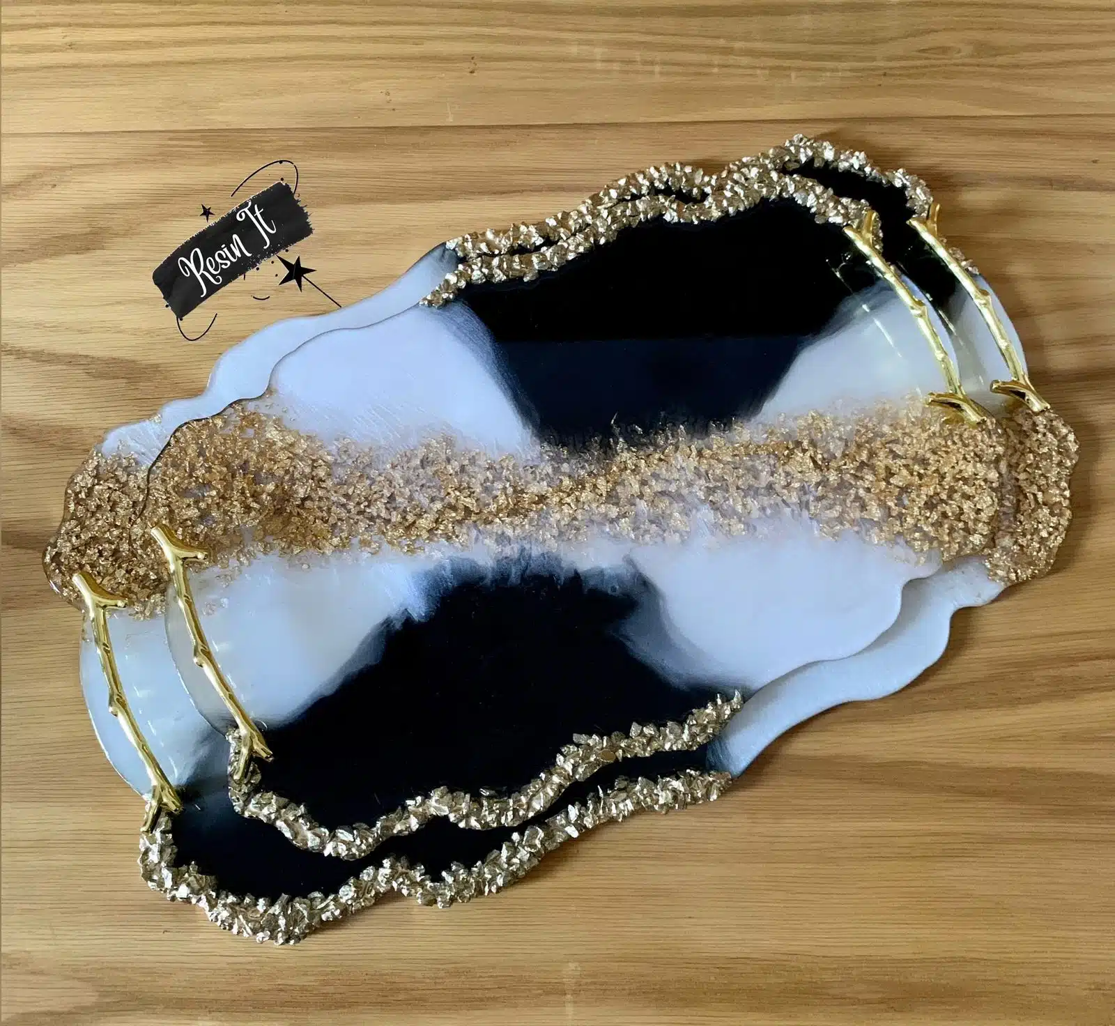 Set of resin cake stand with trays 3 575bf290 a494 4558 a7bd 572999f7109f