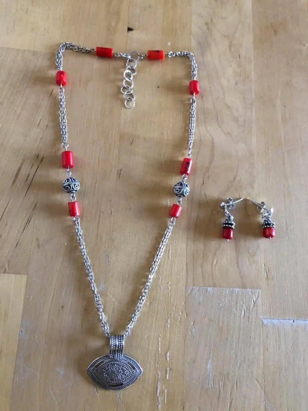 925 silver necklace with natural red coral 2 5E097A46 B8EB 4AFB 84EB 8FBDED040D3D