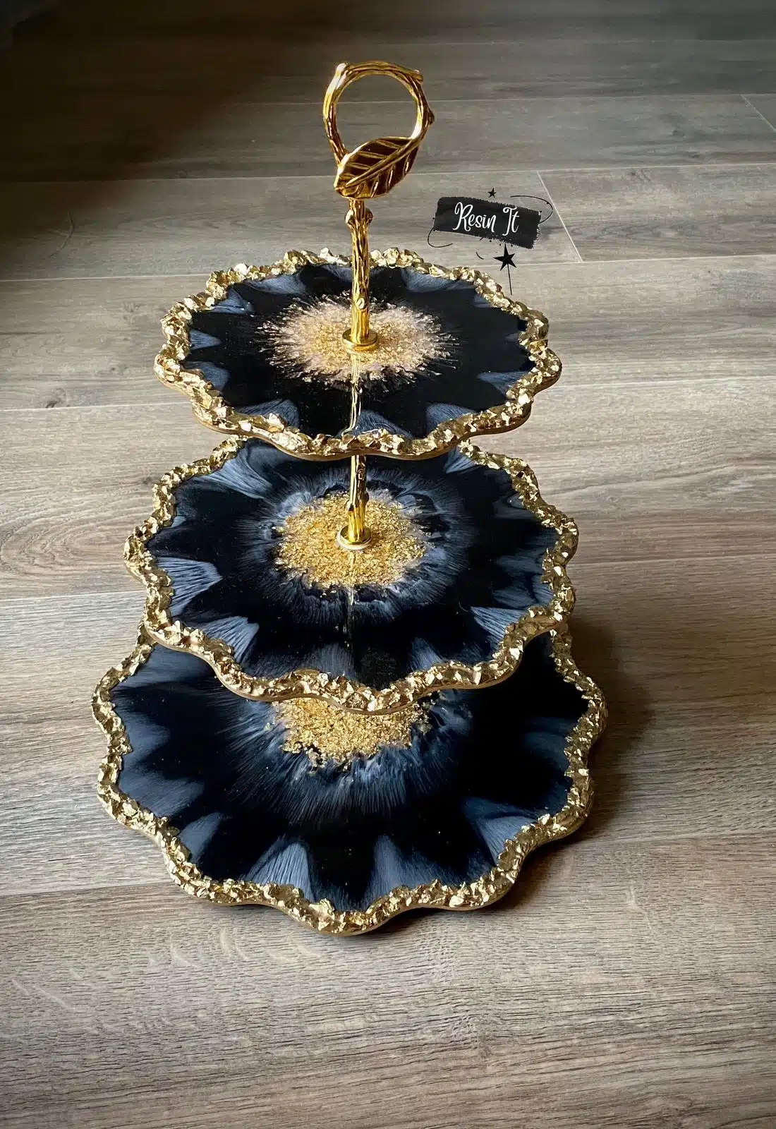 Set of resin cake stand with tray 2 66777e63 b35d 449a ba1f 51773b758c92