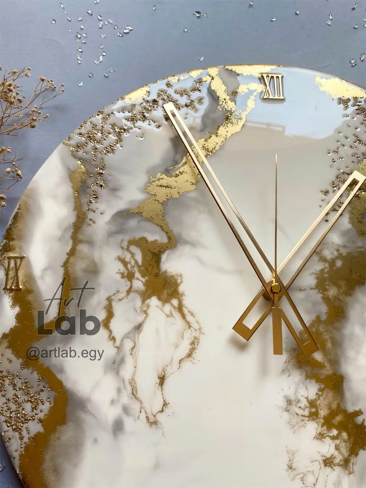 Shiny gold wall clock 4 9193205C B409 4EAB ACB3 B0356F825C44