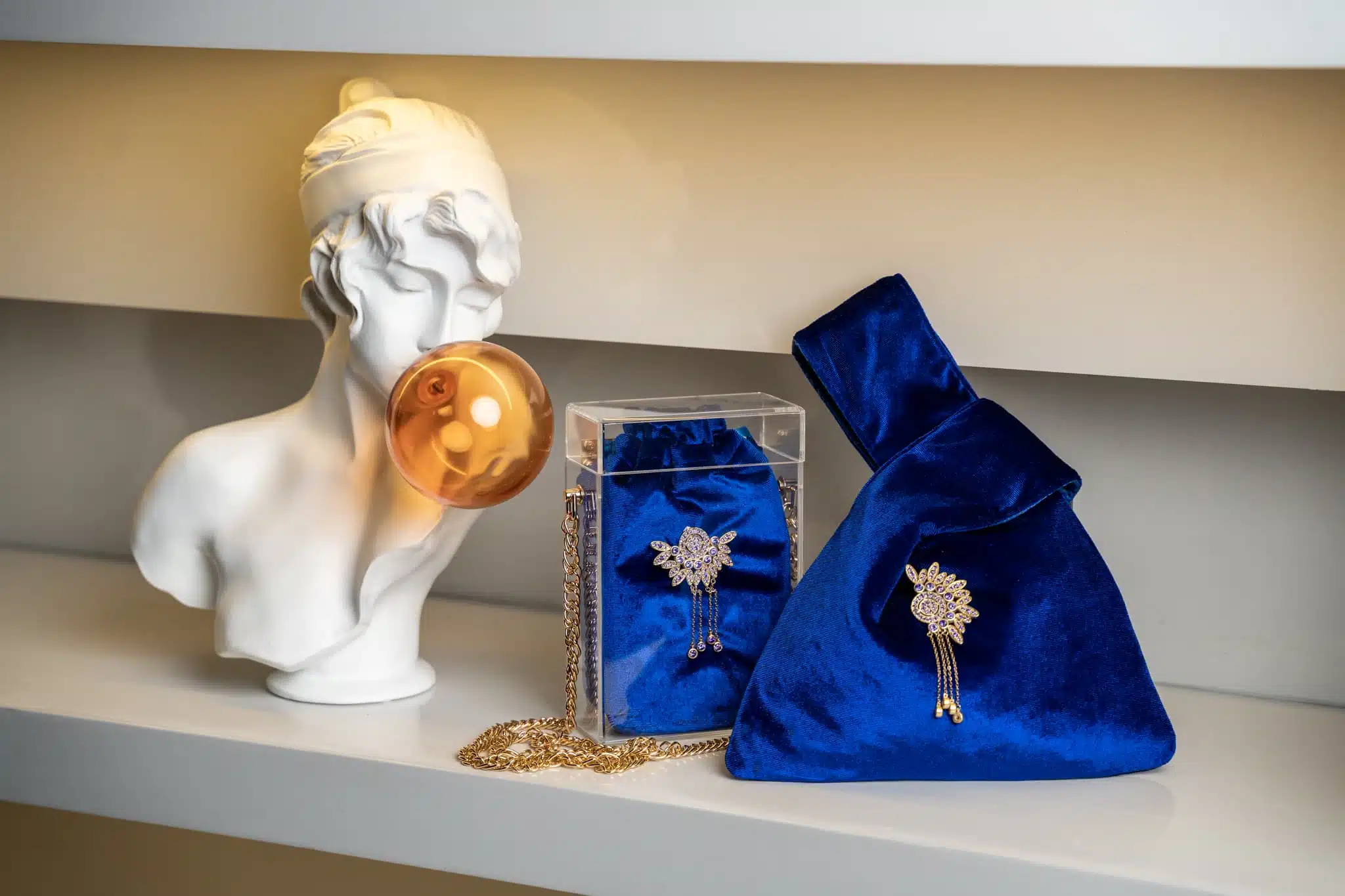 The Electric Blue Crystal Plexi Box Chain-Bag with Gold-Plated Piece 5 CHxPCxMH WebRes 24 1