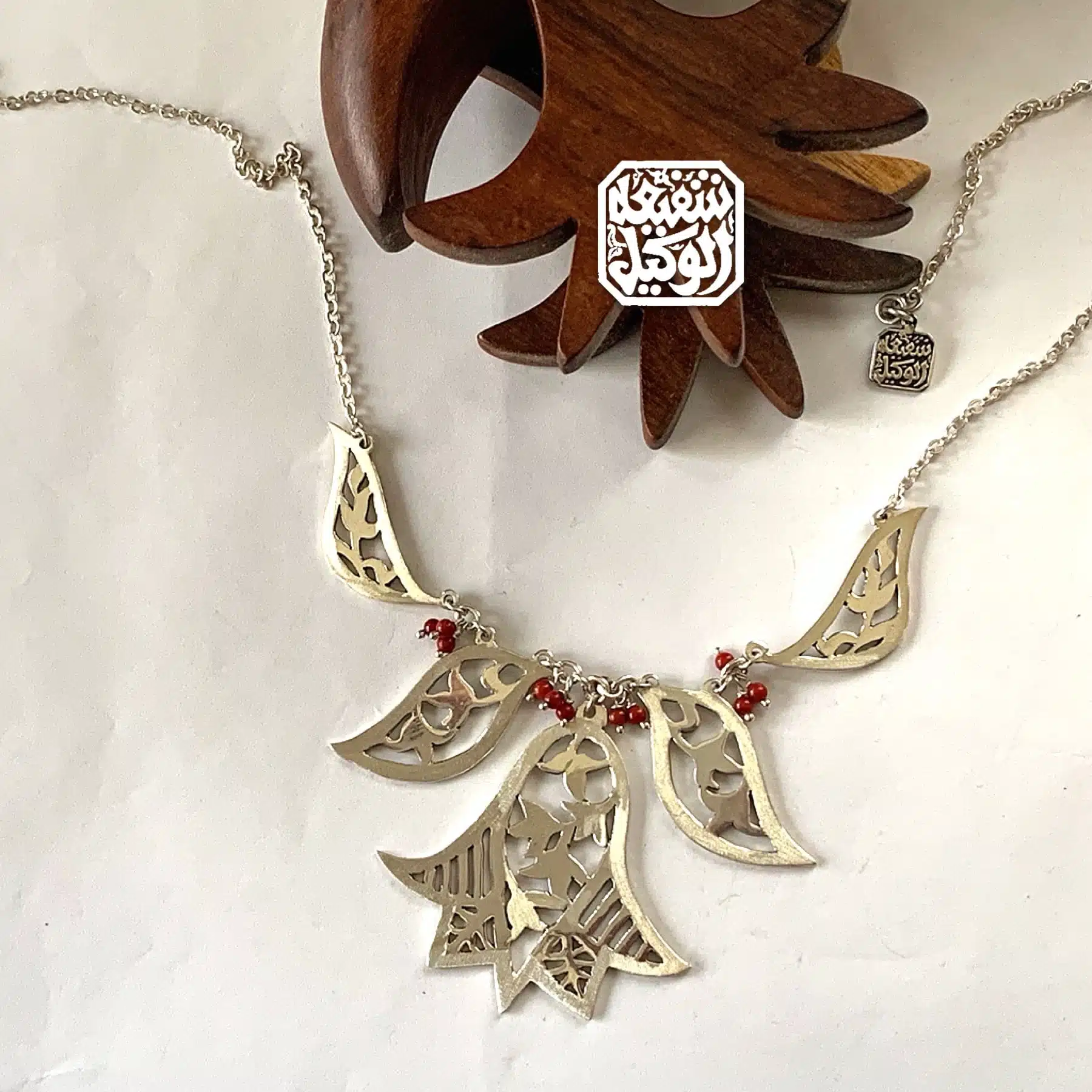 Lotus necklace with coral 2 D15ED631 7B73 4EEF 8B9D 3F4C6CAAAE79