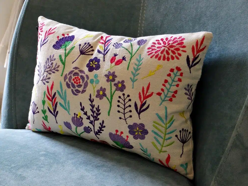 Rectangular cushion cover. 1 Rectangular cushion cover.