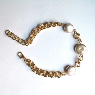 Gold plated bracelet with natural pearls