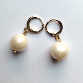 Gold plated earring with natural pearls