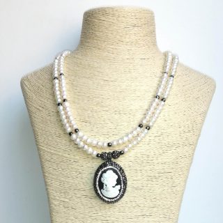Natural pearls necklace