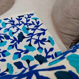 Blue flowers throw