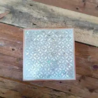 علبة شاي خشب زان وصدف طبيعي .