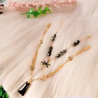 2-layered glowy black necklace.