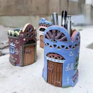 مقلمة نوبي خزف يدوي ملونة.