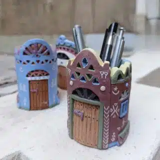 مقلمة نوبي خزف يدوي ملونة.