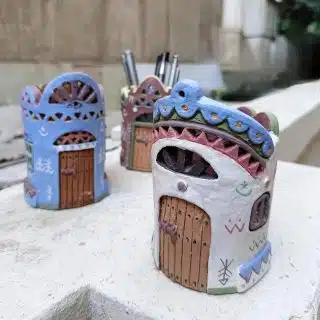 مقلمة نوبي خزف يدوي ملونة.