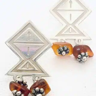 Silver earring with amber beads